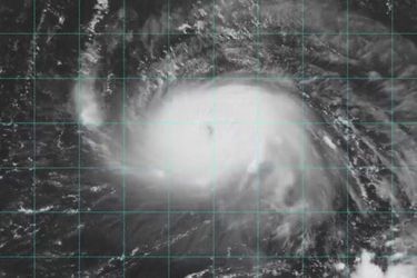 Avec des rafales atteignant 252 km/h, le typhon se déplace vers l'ouest à une vitesse de 30 km/h.