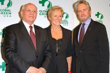 Mikhail Gorbachev, Glenn Close et Michael Douglas à Los Angeles, en avril 2005