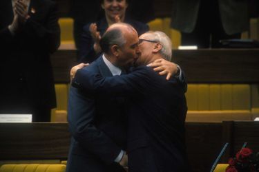 Mikhail Gorbatchev et Erich Honecker lors du Congrès du Parti communiste à Berlin en avril 1986