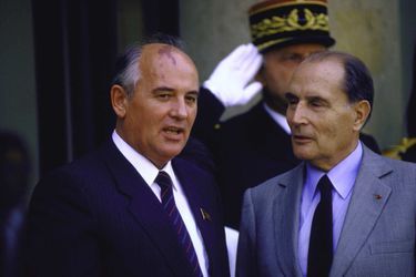 Mikhail Gorbatchev et François Mitterrand à l'Elysée en octobre 1985.