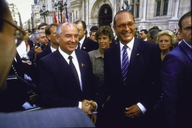 Mikhail Gorbatchev et Jacques Chirac à Paris en octobre 1985 