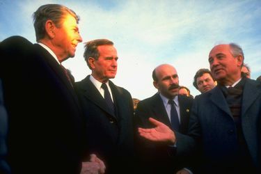 Ronald Reagan, George HW Bush et Mikhail Gorbatchev en décembre 1988.