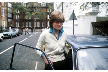 Diana Spencer, photographiée par Jayne Fincher, devant son appartement de Coleherne Court, à Londres, en décembre 1980.  