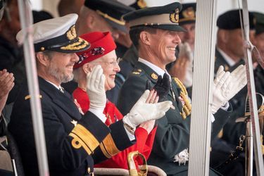La reine Margrethe II de Danemark encadré de ses deux fils les princes Frederik et Joachim à Korsør, le 29 août 2022