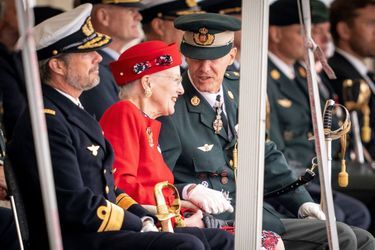 La reine Margrethe II de Danemark encadrée de ses deux fils les princes Frederik et Joachim à Korsør, le 29 août 2022