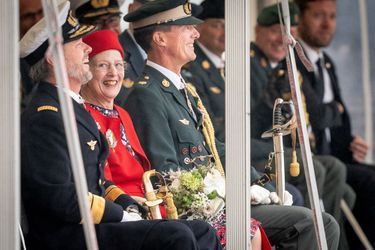 La reine Margrethe II de Danemark encadrée de ses deux fils les princes Frederik et Joachim à Korsør, le 29 août 2022
