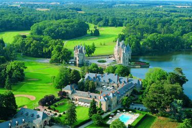 C'est un Relais Châteaux cinq étoiles avec un golf 18 trous planté dans un parc de 200 hectares. 