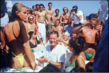 Roger Moore et son épouse, Luisa Mattioli, en 1986. Les stars internationales apprécient particulièrement cette plage privée.