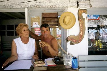 L’ancien boxeur Paul Tomaselli et sa mère, Lucie, qui cuisine pour le restaurant de la plage privée.