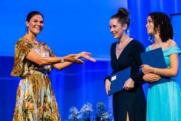 La princesse héritière Victoria de Suède a remis un diplôme d'excellence aux étudiantes brésiliennes Laura Nedel Drebes et Camily Pereira dos Santos lors de la cérémonie du Stockholm Junior Water Prize, à Stockholm le 30 août 2022