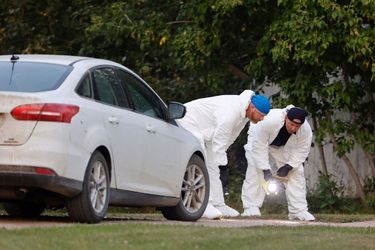 Les enquêteurs sur les lieux de l'une des attaques à Weldon, dans la province de Saskatchewan au Canada.