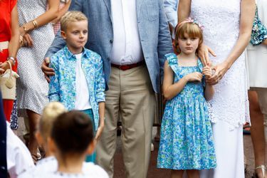 Le prince Jacques et la princesse Gabriella de Monaco s'étaient assortis portant lui une chemise, elle une robe, griffés Jacadi