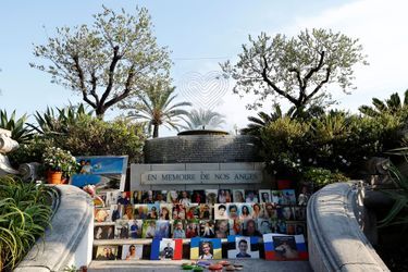 Des photos et les noms des 86 victimes des attaques de camions du 14 juillet 2016 sont visibles sur un mémorial sur la Promenade des Anglais à Nice, France, le 29 août 2022.