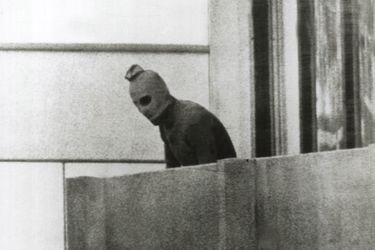 L’un des huit assaillants sur le balcon de la délégation israélienne, au 2e étage du 31 Connolly Strasse, le 5 septembre.