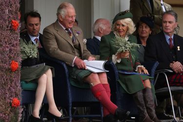 Le prince Charles et son épouse la duchesse du Cornouailles Camilla au Highland Braemar Gathering, le 3 septembre 2022