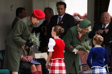 Il est de tradition d'offrir aux femmes de la famille royale des bouquets de bruyères au Highland Braemar Gathering