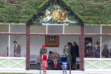 La princesse Anne et sa belle-sœur Camilla Parker Bowles ont reçu des bouquets de bruyères au Highland Braemar Gathering, le 3 septembre 2022