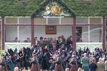Défilé de musiciens devant la tribune royale au Highland Braemar Gathering, le 3 septembre 2022