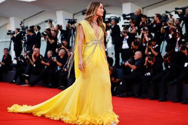  Sa compagne, la réalisatrice Olivia Wilde, en robe jaune canari, a aussi foulé le tapis rouge.