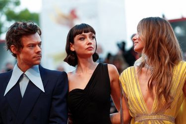 Harry Styles, Sydney Chandler et Olivia Wilde sur le tapis rouge de la Mostra de Venise le 5 septembre 2022.