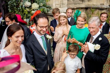 La reine des Belges Mathilde avec le roi Philippe et trois de leurs enfants au mariage de son frère le comte Charles-Henri d'Udekem d'Acoz à Pont-l'Evêque, le 3 septembre 2022