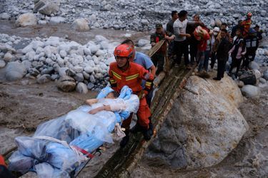 Les secours prennent en charge une victime du séisme survenu lundi en Chine.
