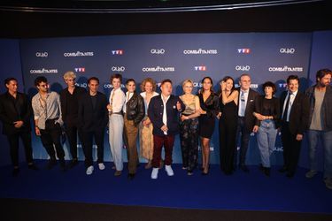 Le casting presqu'au complet célèbre le lancement du téléfilm «Les Combattantes» au cinéma Gaumont Marignan, à Paris, le 5 septembre 2022. 