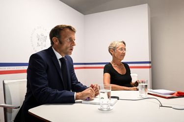 Emmanuel Macron et Elisabeth Borne le 18 août 2022 à Bormes-les-Mimosas.