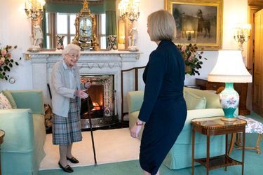 La reine Elizabeth II accueille sa nouvelle Première ministre Liz Truss à Balmoral, le 6 septembre 2022 