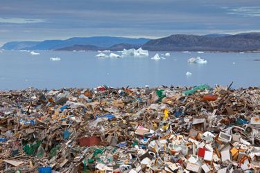 Amoncellement d'ordures échouées sur le littoral au Groenland, au loin des icebergs. Chaque année neuf millions de tonnes de plastique sont deversées dans la mer. <br />
