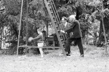En mai 1960, un mois après l’enlèvement, la police procède à une reconstitution des faits avec le petit Éric Peugeot, dans le jardin d’enfants du golf de Saint-Cloud où il a été kidnappé. Roland Peugeot, son père (avec les lunettes), est près de lui.