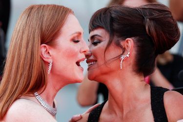 <br />
Très amies, les deux jeunes femmes se sont embrassées sur le tapis rouge de la Mostra de Venise le 6 septembre 2022.