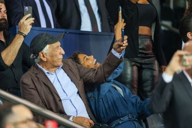 Gérard Darmon et Tina Kunakey assistent au match PSG/Juventus 