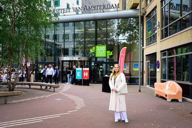 La princesse Catharina-Amalia des Pays-Bas devant l’Université d’Amsterdam où elle va préparer un bachelor en politique, psychologie, droit et économie (PPLE), le 5 septembre 2022