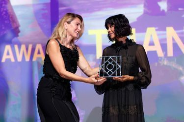 Julie Gayet remet le prix Deauville Talent Award à l'actrice Thandiwe Newton, à Deauville, le 6 septembre 2022.