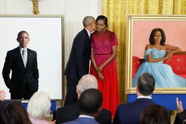 L'ancien couple présidentiel a dévoilé les deux portraits officiels qui orneront désormais la Maison Blanche, entourés de leurs illustres prédécesseurs. 