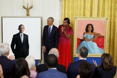 Les Obama à la Maison Blanche dévoilent leurs portraits officiels.