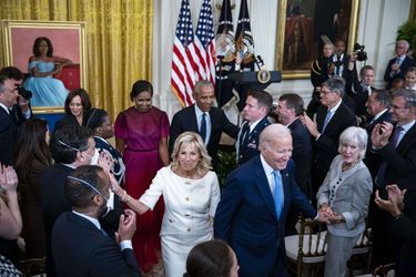 Barack Obama, Michelle Obama, Jill et Joe Biden se sont retrouvés mercredi à la Maison Blanche pour l'inauguration des portraits de l'ancien couple présidentielle. Une tradition que Donald Trump n'avait pas suivie.