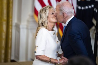 Jill et Joe Biden ont échanté un tendre baiser. 