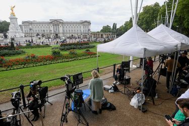 Devant Buckingham Palace, les journalistes se sont aussi mis en place.
