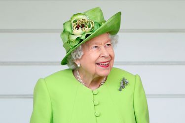 La reine Elizabeth II (portant une broche Vanguard Rose qu'elle a reçue en 1944)  le 11 juillet 2021 à Egham, en Angleterre.
