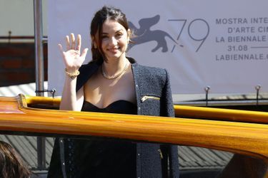 Ana de Armas à bord du bateau-taxi, le 8 août 2022.