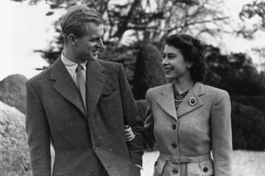 Ses fiançailles avec Philip Mountbatten sont annoncées le 9 juillet 1947. <br />
