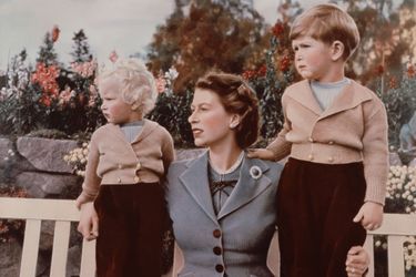 La princesse Elizabeth pique-nique à Balmoral, avec le prince Charles et la princesse Anne