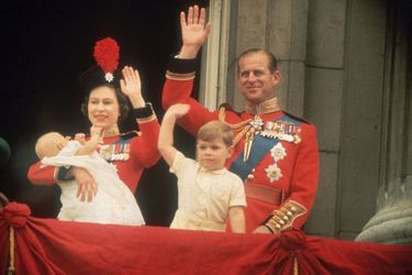 La reine Elizabeth II avec Edward dans ses bras, aux côtés du prince Philip et Andrew.