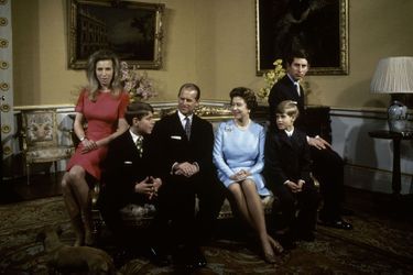 Une photo de famille en 1972 avec la princess Anne, le prince Andrew, le prince Philip, la reine Elizabeth, le prince Edward et le prince Charles.