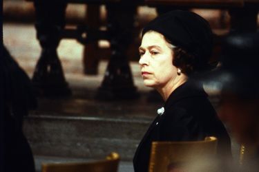 La reine Elizabeth II assiste aux funérailles de Lord Mountbatten, assassiné le 27 août par l’IRA provisoire.