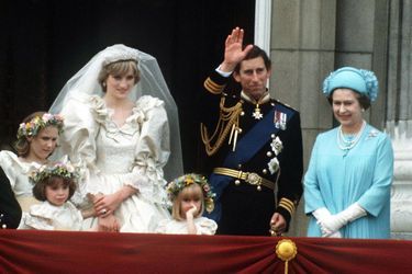 Le prince et la princesse de Galles posent sur le balcon du palais de Buckingham le jour de leur mariage, avec la reine Elizabeth II, le 29 juillet 1981.