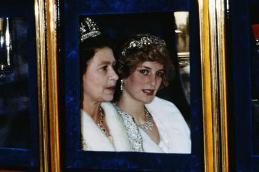 La reine Elizabeth II et Lady Diana, en 1982. 