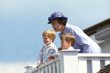 La reine Elizabeth II, William et Harry, les deux enfants du prince Charles et de la princesse Diana.